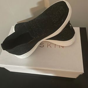 Black/silver slip on sneakers
